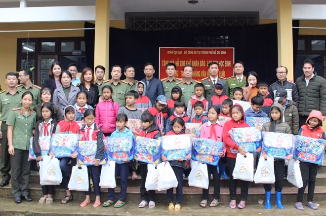 Đoàn công tác Cục Ngoại tuyến, Bộ Công an, Công an tỉnh Thừa Thiên Huế, Công an huyện A Lưới trao quà cho học sinh trường Tiểu học Hồng Vân.