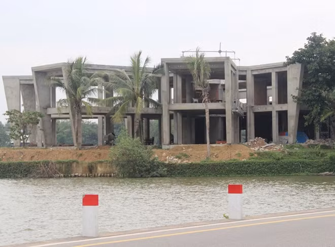 Công trình xây dựng xong phần thô khối nhà chính và toàn bộ hệ thống bờ kè bao quanh khu đất nhưng không đúng thiết kế.