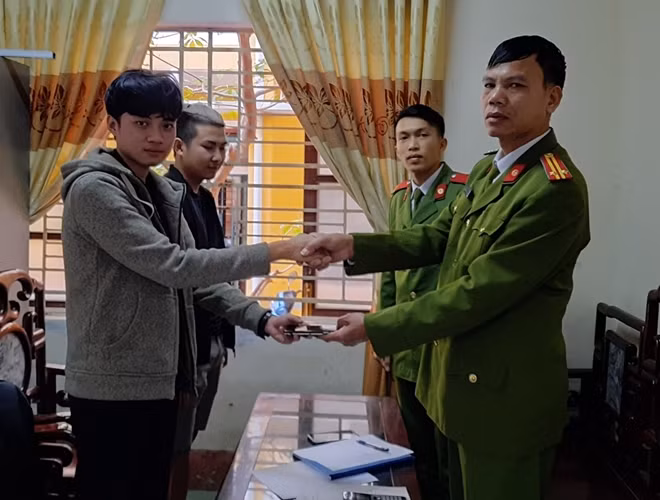 Phòng CSCĐ Công an tỉnh Thừa Thiên Huế trao trả tài sản cho anh Ngô Trần Nhật Huy.