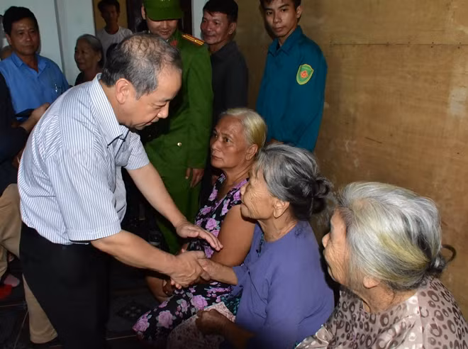 Chủ tịch UBND tỉnh Thừa Thiên Huế Phan Ngọc Thọ thăm hỏi, động viên người dân đi tránh bão.