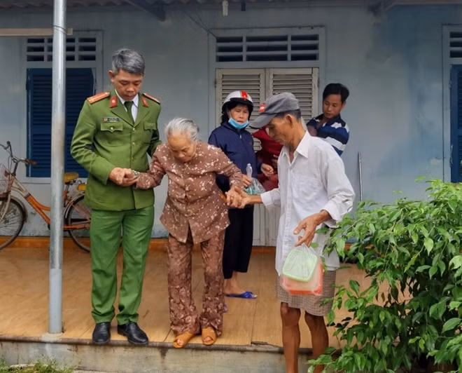 Lực lượng Công an đến từng nhà hỗ trợ di dời người già yếu đến nơi tránh trú bão an toàn.