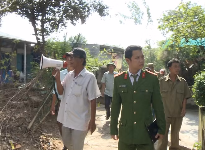 Lực lượng Công an "đi từng ngõ, gõ từng nhà" tuyên truyền người dân chủ động ứng phó bão số 9.