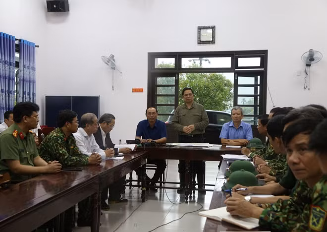 Trưởng ban Tổ chức Trung ương Phạm Minh Chính chỉ đạo, động viên lực lượng tham gia CNCH tại thủy điện Rào Trăng 3.