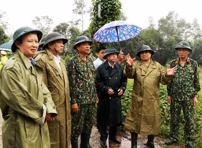 Trưởng ban Tổ chức Trung ương Phạm Minh Chính kiểm tra tuyến đường 71 dẫn lên thủy điện Rào Trăng 3.