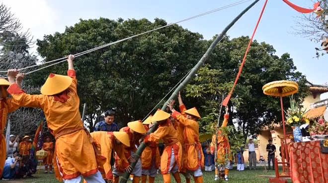 Sau phần nghi lễ, cây nêu được dựng lên bên trong Đại Nội Huế.