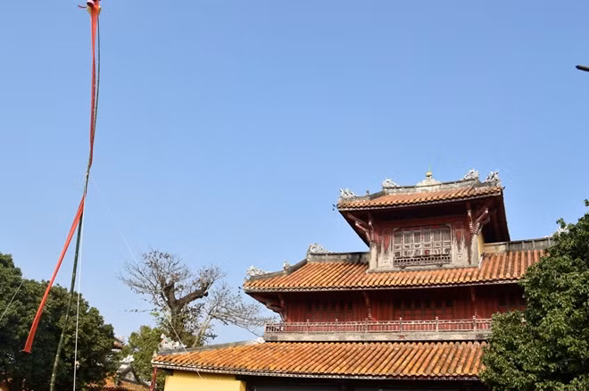 Nghi lễ dựng nêu lưu giữ nét đẹp bản sắc văn hóa truyền thống của người Việt dịp Tết đến Xuân về.