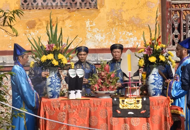 Giám đốc Trung tâm BTDT Cố đô Huế làm chủ lễ tế trong nghi lễ dựng nêu.