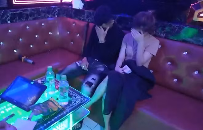 Các đối tượng thuê phòng ở quán karaoke Lyn để sử dụng trái phép chất ma túy.