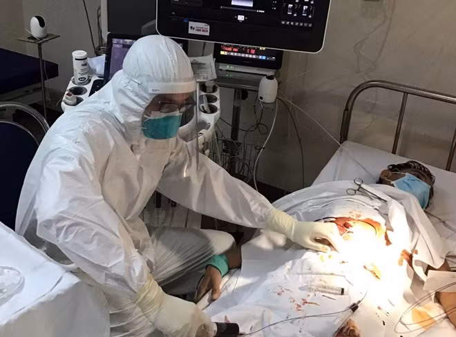BN 427 được các bác sĩ đặt dẫn lưu màng ngoài tim cấp cứu hiện đã khỏi COVID-19.