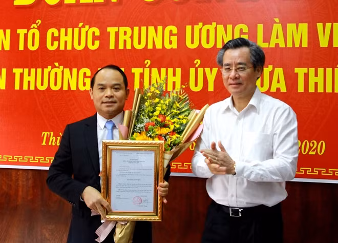 Ủy viên Trung ương Đảng, Phó trưởng Ban Tổ chức Trung ương Nguyễn Quang Dương trao quyết định của Ban Bí thư Trung ương Đảng chuẩn y Đại tá Nguyễn Quốc Đoàn giữ chức Phó Bí thư Tỉnh ủy Thừa Thiên Huế.