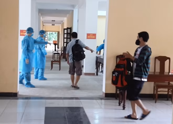 Tiếp nhận người dân vào khu cách ly.