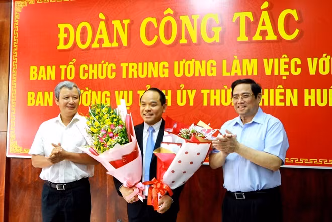 Trưởng ban Tổ chức Trung ương Phạm Minh Chính và Bí thư Tỉnh ủy Thừa Thiên Huế Lê Trường Lưu chúc mừng đồng chí Nguyễn Quốc Đoàn.