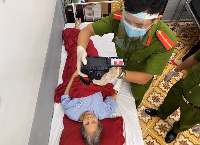 CBCS Công an thị xã Hương Trà chụp ảnh chân dung làm thủ tục cấp CMND cho cụ Tha.