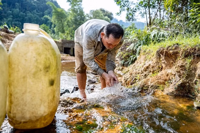 Người dân xã Lâm Đớt, huyện A Lưới lấy nước suối về phục vụ sinh hoạt.
