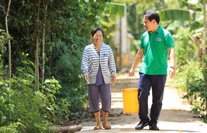 Nước từ khe suối được người dân Lâm Đớt lấy đưa về nhà.