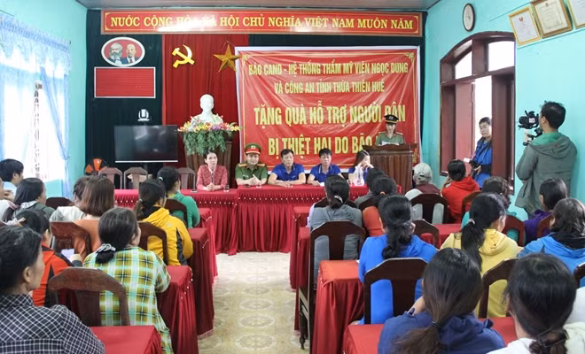 Dù trời mưa nhưng người dân xã Hương Xuân đến trụ sở UBND xã từ rất sớm để chờ đến lượt nhận quà.