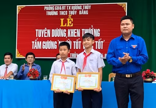 Hai em nhỏ nhặt được ví tiền trả người đánh rơi ảnh 4