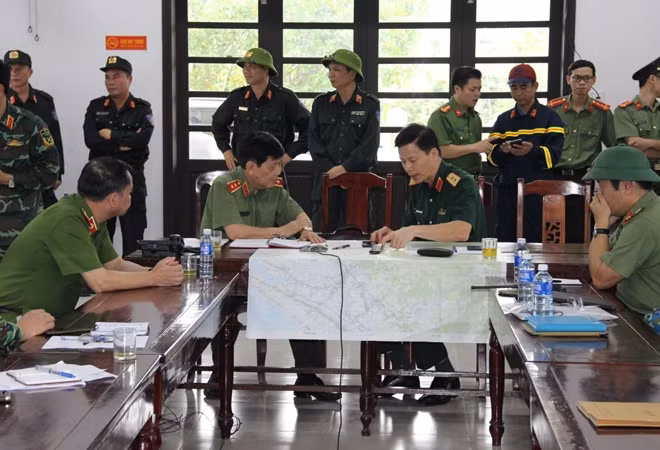 Thứ trưởng Nguyễn Văn Sơn trao đổi với Phó Tổng Tham mưu trưởng Quân đội Nhân dân Việt Nam Nguyễn Trọng Bình.