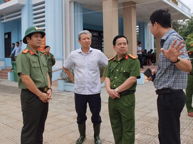 Đại tá Nguyễn Hồng Nguyên, Phó Chánh Văn phòng Bộ Công an và Bí thư Tỉnh ủy Thừa Thiên Huế Lê Trường Lưu cùng đại diện lãnh đạo các đơn vị trao đổi các công việc liên quan đến công tác cứu hộ cứu nạn.