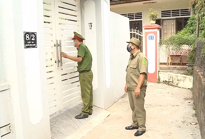 CBCS Công an "đi từng ngõ, gõ từng nhà" xác định các trường hợp liên quan đến BN nhiễm COVID-19.