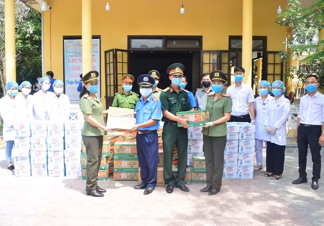 Đại diện Đoàn Thanh niên, Hội Phụ nữ, Công đoàn Công an tỉnh Thừa Thiên Huế tặng quà cho lực lượng làm nhiệm vụ tại các chốt kiểm soát y tế.