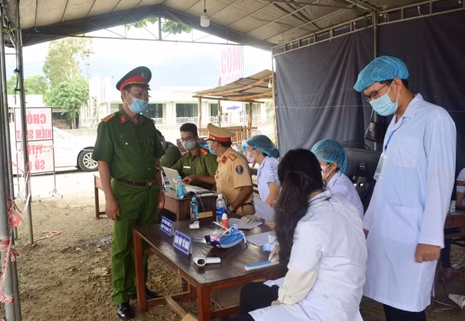 Đại tá Phạm Văn Thái, Phó Giám đốc Công an tỉnh Thừa Thiên Huế thăm hỏi, động viên lực lượng làm nhiệm vụ phòng chống dịch.