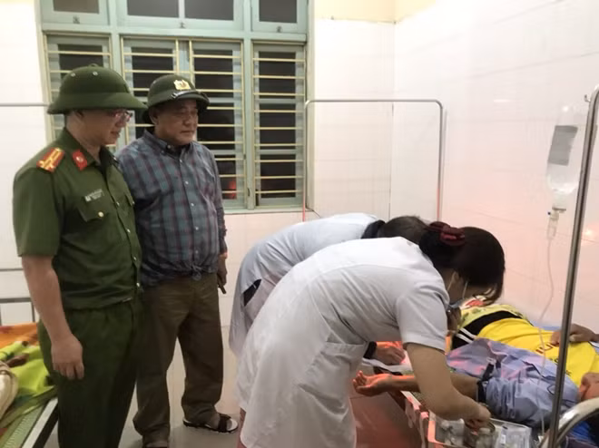 Đại tá Lê Văn Vũ, Phó Giám đốc Công an tỉnh Thừa Thiên Huế có mặt tại Bệnh viện thăm hỏi, động viên các nạn nhân.