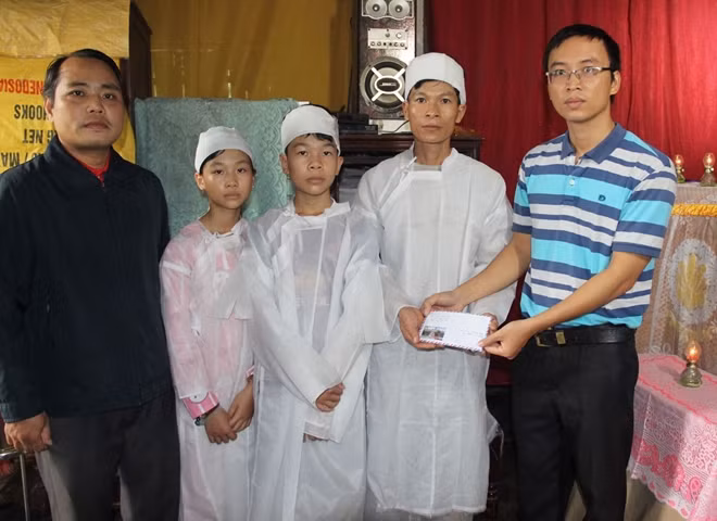 PV Báo CAND trao 10 triệu đồng do Báo CAND và Công ty Duy Lợi hỗ trợ cho gia đình anh Nguyễn Đắc Minh.