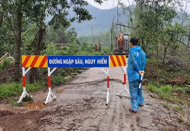 Lực lượng chức năng phong tỏa tuyến đường vào thủy điện Rào Trăng 3.