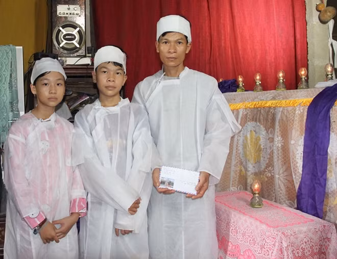 Vụ lật ghe giữa dòng nước lũ khiến anh Minh mất đi người vợ thân yêu, 2 con nhỏ mồ côi mẹ.