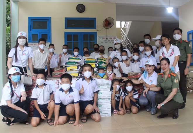 Đoàn tặng quà cho các em học sinh được nuôi dạy tại trung tâm Bảo trợ Trẻ em An Tây.