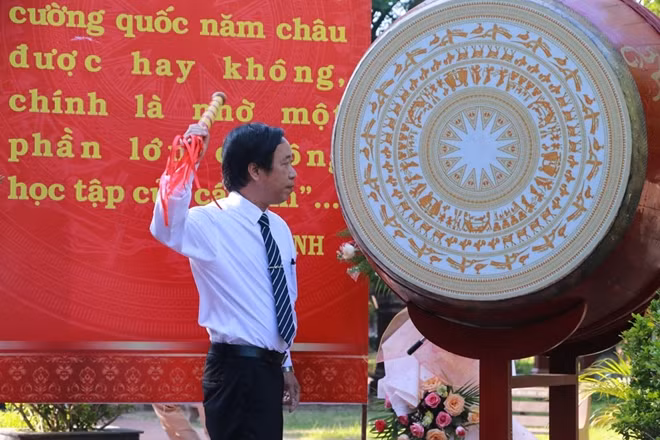 Thầy giáo Nguyễn Phú Thọ, Hiệu trưởng trường THT chuyên Quốc học Huế đánh trống khai giảng năm học mới.