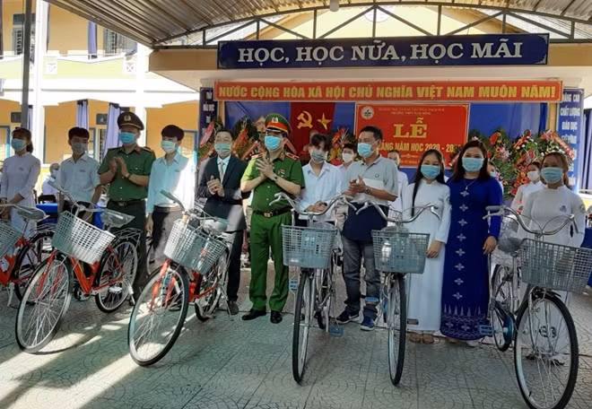 Thứ trưởng Lê Quốc Hùng cùng các đại biểu trao tặng xe đạp cho học sinh trường THPT Nam Đông.