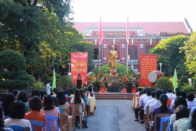 Trường THPT chuyên Quốc học Huế tổ chức lễ khai giảng năm học mới 2020-2021.
