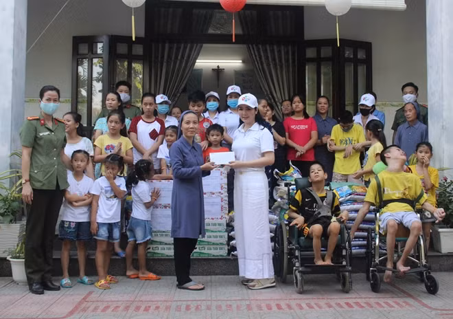 Đoàn tặng quà tại mái ấm Hy vọng Nguyệt Biều.
