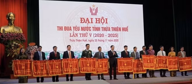13 tập thể vinh dự nhận Cờ thi đua Chính phủ.