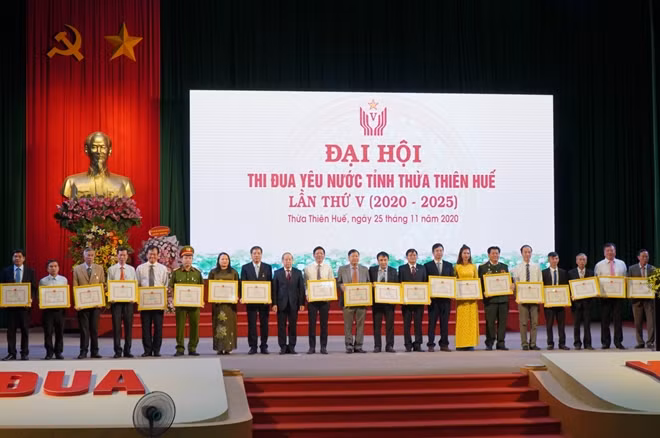 Các tập thể, cá nhân nhận bằng khen của Chủ tịch UBND tỉnh Thừa Thiên Huế.