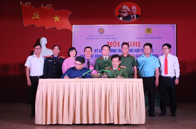 Lãnh đạo Sở VHTT tỉnh Thừa Thiên Huế và Trại giam Bình Điền cùng ký kết chương trình phối hợp.