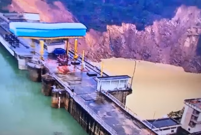 Vụ sạt lở phía hạ lưu vai trái đập thủy điện Hương Điền.