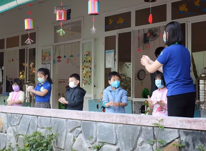 Giáo viên trường mầm non Âu Lạc, Huế hướng dẫn các em học sinh rửa tay với dung dịch sát khuẩn đúng cách để phòng dịch bệnh.