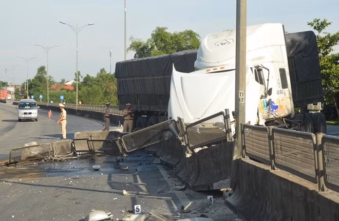 Lực lượng CSGT khám nghiệm hiện trường, điều tra nguyên nhân vụ TNGT.