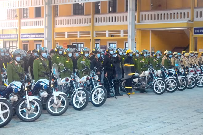Lực lượng Công an các đơn vị tại lễ ra quân tấn công, trấn áp tội phạm.