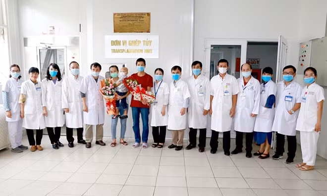 Các bác sĩ Bệnh viện T.Ư Huế cùng gia đình bệnh nhi K. vui mừng khi cháu K. được thực hiện ghép tủy thành công.