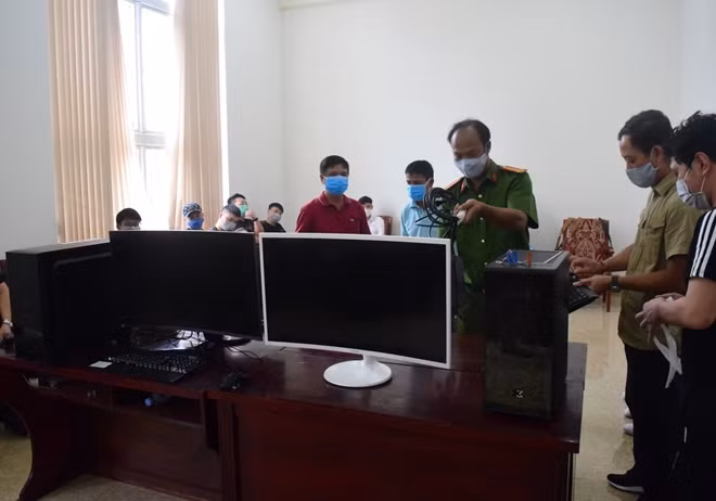 Các đối tượng dùng máy tính để bàn để đánh bạc qua mạng Internet.