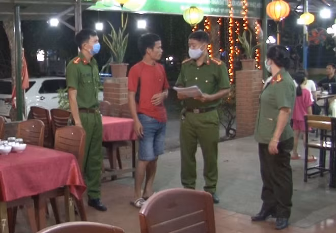 Lực lượng Công an tỉnh Thừa Thiên Huế kiểm tra, nhắc nhở các cửa hàng, quán nhậu thực hiện nghiêm công tác phòng chống dịch COVID-19.