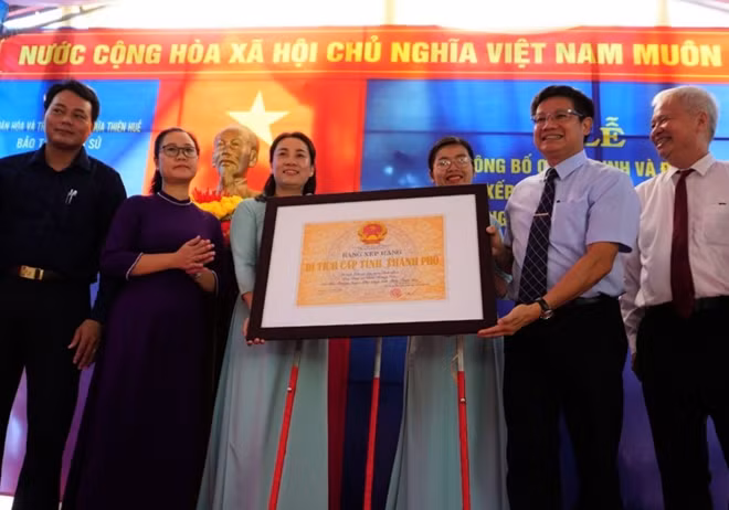 Lãnh đạo Sở VH&TT tỉnh Thừa Thiên Huế trao bằng xếp hạng di tích lịch sử lưu niệm Ưng Bình tại Châu Hương Viên.