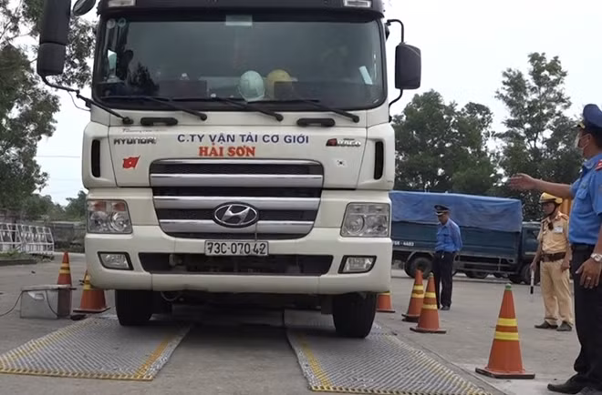 Ô tô đầu kéo do Huấn điều khiển vượt quá tải trọng cho phép 476%.