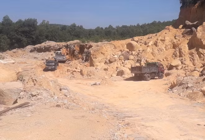 Ngoài xử phạt hành chính, UBND tỉnh Thừa Thiên Huế còn áp dụng hình thức xử phạt bổ sung đối với doanh nghiệp khai thác tài nguyên khoáng sản trái phép.