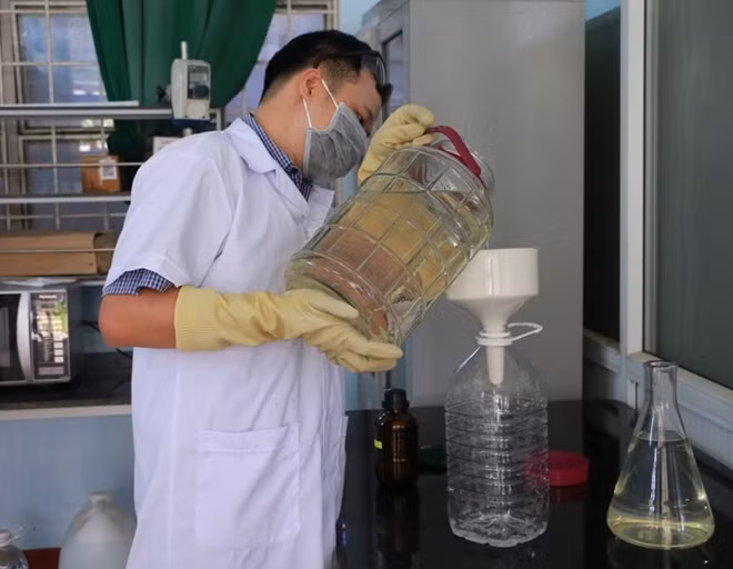 TS. Đào Anh Quang thực hiện công đoạn điều chế để sản xuất nước rửa tay khô diệt khuẩn.