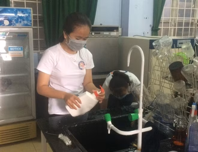 Các sinh viên thuộc nhóm nghiên cứu chuẩn bị dụng cụ chứa dung dịch nước rửa tay khô diệt khuẩn.